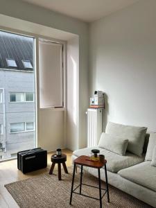 un salon avec un canapé et une table dans l'établissement Cozy central studio, à Copenhague 1 autre photo