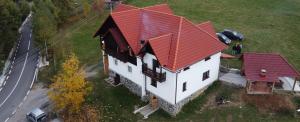 an overhead view of a house with a red roof at Pensiunea Steaua Apusenilor in Călăţele