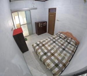 a bedroom with a bed in a room at Fanda Homestay Malioboro in Sentool