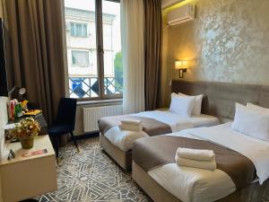 pokój hotelowy z dwoma łóżkami i oknem w obiekcie Florence Boutique Hotel by Hotel Pro group w mieście Yakkasaray +45 zdjęć