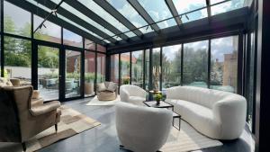 布鲁日Quay17的配有白色家具和大窗户的客厅