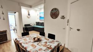 a dining room with a table and a living room at Antoinette Maison in Cefalù