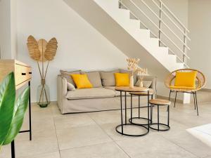 a living room with a couch and two chairs at Villa - Cosy - Piscine - Guadeloupe centre in Baie-Mahault