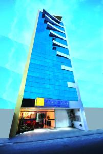 un edificio alto azul con un letrero. en Parati Palace Hotel, en Santo Antônio de Jesus