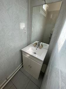 Ένα μπάνιο στο Bel appartement - Béziers - 4 pers - Balcon - Centre - IUT +18 φωτογραφίες