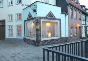 budynek z oknem na boku w obiekcie Ferien im Laden w mieście Quedlinburg