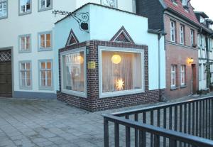 a building with a window on the side of it at Ferien im Laden in Quedlinburg