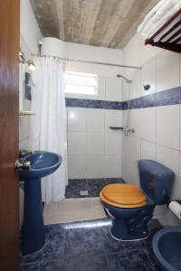 a bathroom with a blue toilet and a sink at Complejo Aguazul in La Pedrera