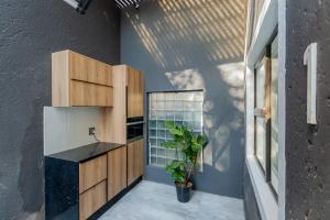 una cocina con armarios de madera y una maceta en ADAIA GUEST House, en Johannesburgo