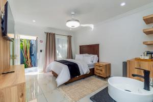 Un dormitorio con una cama, un lavabo y una bañera. en ADAIA GUEST House, en Johannesburgo 206 fotos más