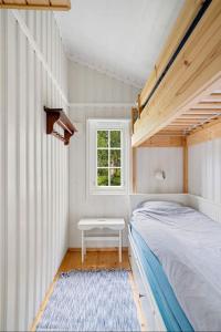 VikesåにあるStavtjørn Alpine lake havenのベッドと窓のある小さな寝室