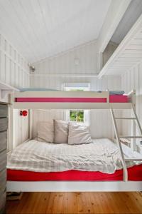 VikesåにあるStavtjørn Alpine lake havenのベッドルーム 二段ベッド1組付