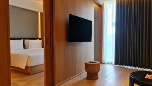 TV a/nebo společenská místnost v ubytování Hotel Santika Bangka