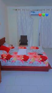 ein Schlafzimmer mit einem Bett mit Blumen darauf in der Unterkunft bookingvilla in Yof