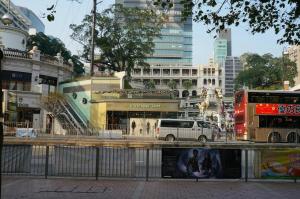 Bangunan di mana terletaknya rumah tamu ini