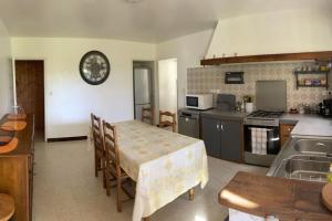 una cucina con un tavolo e una sala da pranzo di Maison indépendante sur grand terrain clos a Thénezay Altre 28 foto