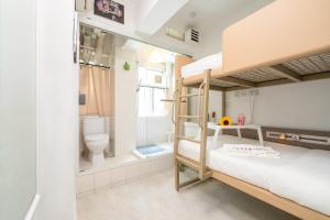 um quarto com beliches e uma casa de banho com WC. em Apple lnn Causeway Bay em Hong Kong