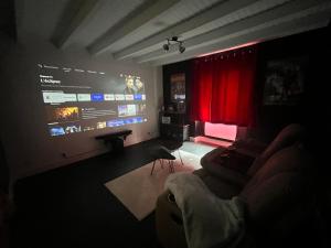 TV a/nebo společenská místnost v ubytování L’Instant