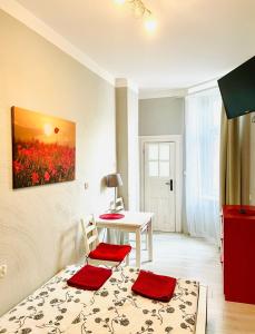 Televízia a/alebo spoločenská miestnosť v ubytovaní Colourful Rooms Wrocław