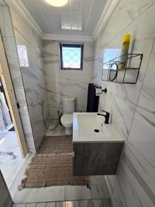 un baño con lavabo e inodoro en Aqua Breeze, en Ciudad del Cabo