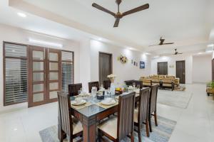 Posezení v ubytování Alaya Stays 5 BHK Pet friendly with pvt pool - Ashirwad Farms