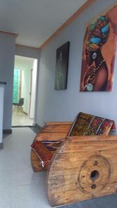 サルバドールにあるPousada gran souzaの木製ベッド1台付きのベッドルーム1室(壁に絵画付)