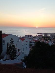 vista di una città con il tramonto sullo sfondo di Ocean Dreams Suite heated pool a Los Cristianos