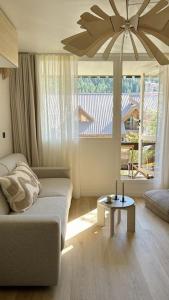 una sala de estar con un sofá y una mesa en Baby Jane, Studio front de neige, en Isola