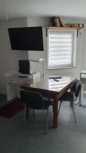 Μια τηλεόραση ή/και κέντρο ψυχαγωγίας στο Gästezimmer Carmen