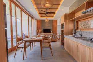 Kuchyň nebo kuchyňský kout v ubytování Villa Taman Famindo Canggu V8 by Great Bali Villas