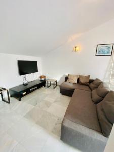 Televízia a/alebo spoločenská miestnosť v ubytovaní Apartamento con piscina en Las Rosas de Capistrano