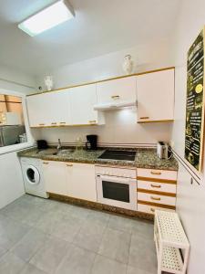 Kuchyňa alebo kuchynka v ubytovaní Apartamento con piscina en Las Rosas de Capistrano