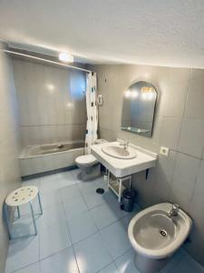 Kúpeľňa v ubytovaní Apartamento con piscina en Las Rosas de Capistrano