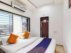 Hotel Atithi - Oposite Shreeji Hospital客房内的一张或多张床位