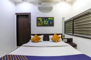 Hotel Atithi - Oposite Shreeji Hospital客房内的一张或多张床位
