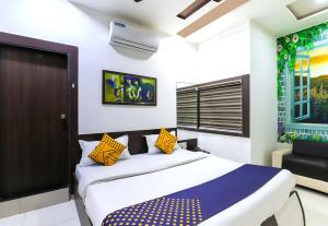 Hotel Atithi - Oposite Shreeji Hospital客房内的一张或多张床位