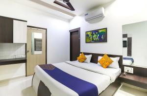 拉杰果德Hotel Atithi - Oposite Shreeji Hospital的房间里有一张大床的卧室