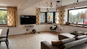 Televízia a/alebo spoločenská miestnosť v ubytovaní Lou Garden Suite