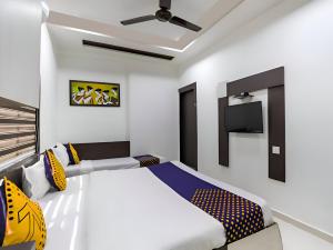 Hotel Atithi - Oposite Shreeji Hospital客房内的一张或多张床位