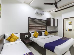 Hotel Atithi - Oposite Shreeji Hospital客房内的一张或多张床位