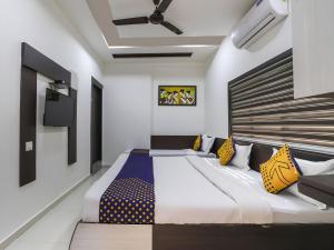 Hotel Atithi - Oposite Shreeji Hospital客房内的一张或多张床位