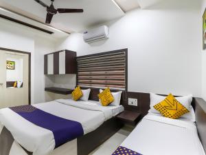 Hotel Atithi - Oposite Shreeji Hospital客房内的一张或多张床位