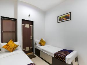Hotel Atithi - Oposite Shreeji Hospital客房内的一张或多张床位