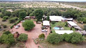 LephalaleDie Windpomp Bosveld的享有带游泳池和树木的露营地的空中景致