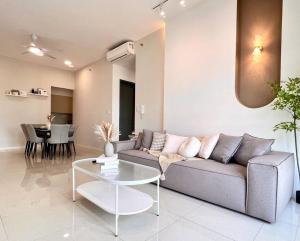 Posezení v ubytování 3BR-Mocha-Paradigm Residence by Guesthouse-6-8Pax