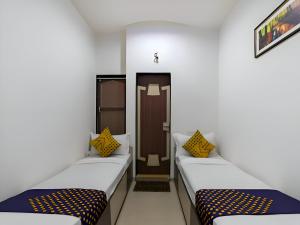 Hotel Atithi - Oposite Shreeji Hospital客房内的一张或多张床位