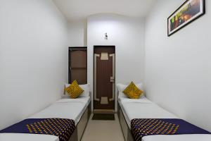 Hotel Atithi - Oposite Shreeji Hospital客房内的一张或多张床位