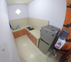 Kuchyň nebo kuchyňský kout v ubytování Griya Nakula Homestay Jogja