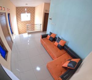 Posezení v ubytování Griya Nakula Homestay Jogja