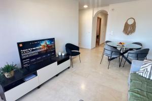 Μια τηλεόραση ή/και κέντρο ψυχαγωγίας στο Hermoso apartamento de 2 dormitorios, gran terraza, vistas al mar y cerca de la playa "El Mirador de Coco" +18 φωτογραφίες